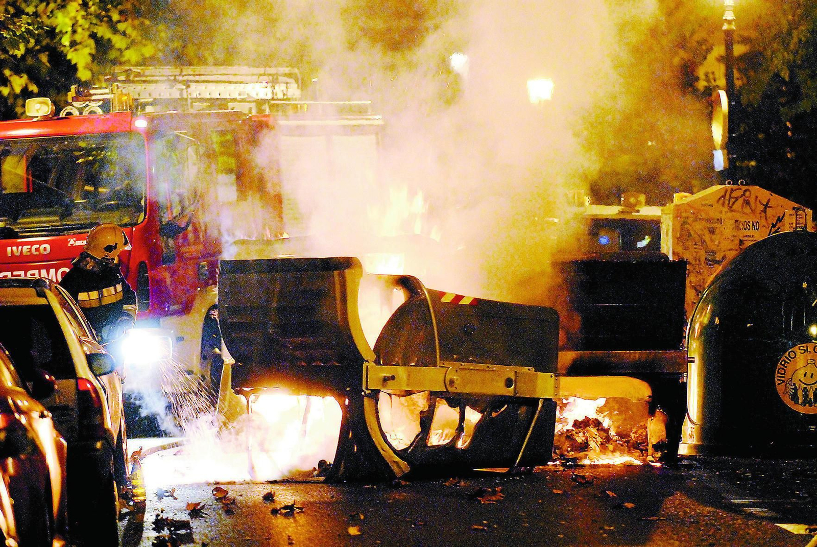 Contenedor y vehículo completamente calcinados.