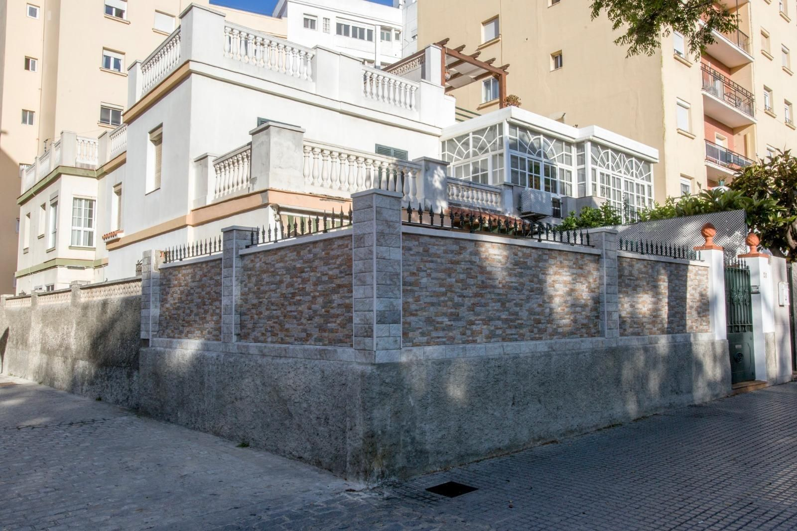 En la avenida de Andalucía, en frente del parque del chalé de Varela, existen cuatro viviendas unifamiliares unidas rodeada de grandes edificios de pisos, lo que supone una rara avis en la principal vía de Cádiz.