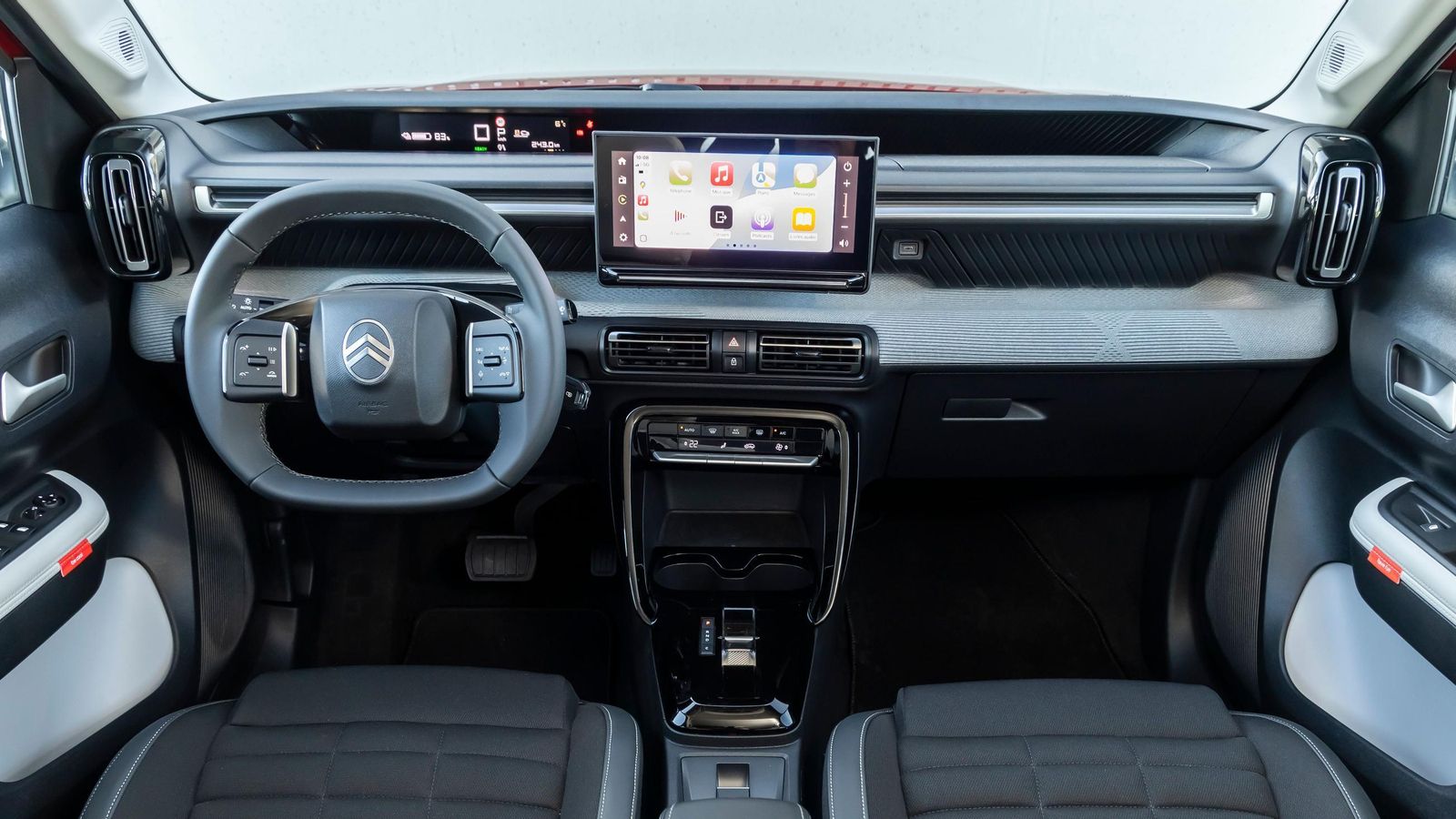 El salpicadero es una réplica del de su hermano menor, el C3, lo que ayuda a Citroën a simplificar costes.