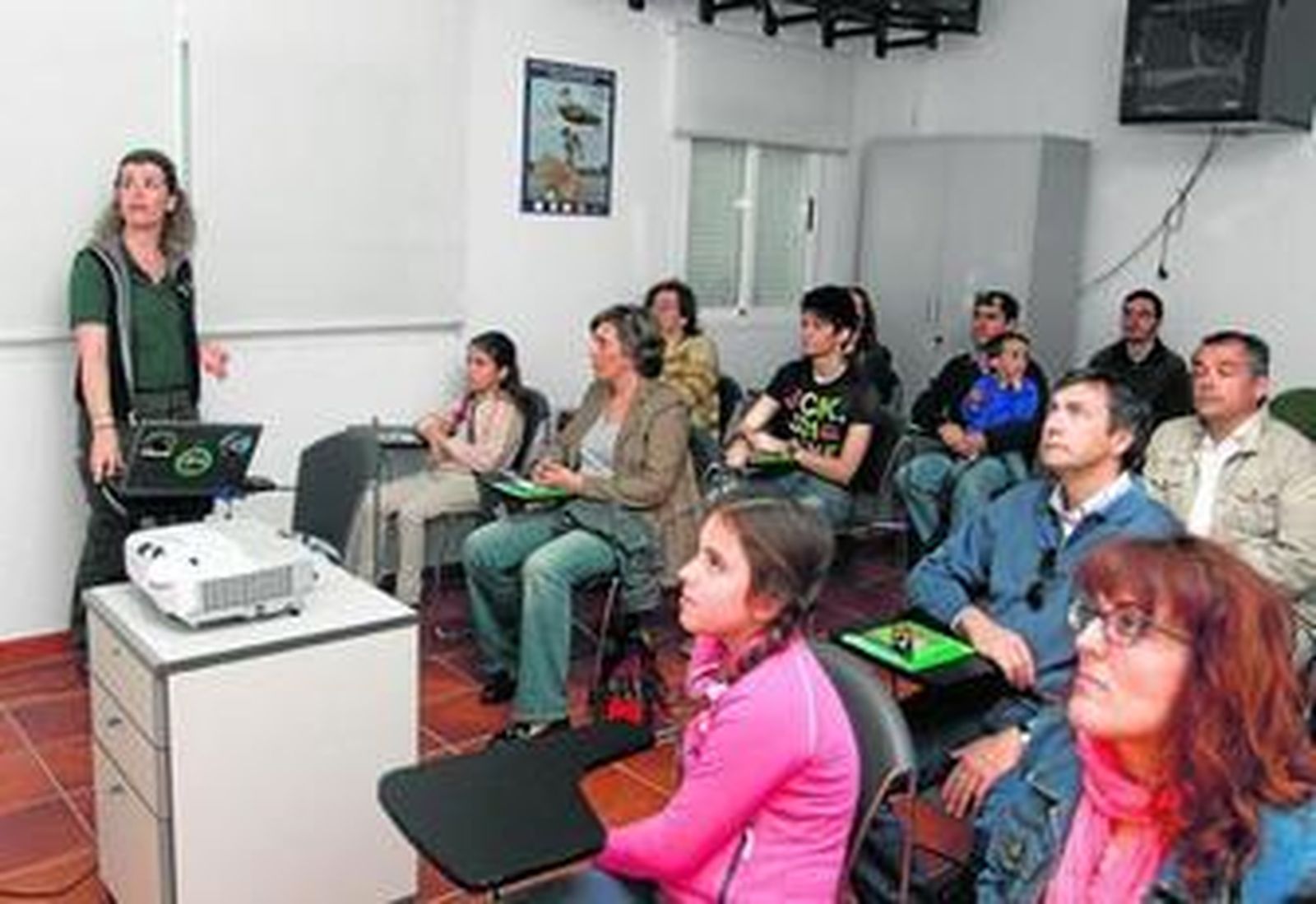 1. Uno de los grupos que ayer participó en las jornadas. 2. Un ejemplar de lince ibérico que está siendo tratado de una enfermedad en el centro. 3. Área quirúrgica del Crea-Cegma. 4. Las rapaces suelen sufrir accidentes como colisiones al acercarse a las carreteras en busca de alimento. 5. Tres pollos de cárabo.  6. Un búho que permanece en el área de animales irrecuperables.
