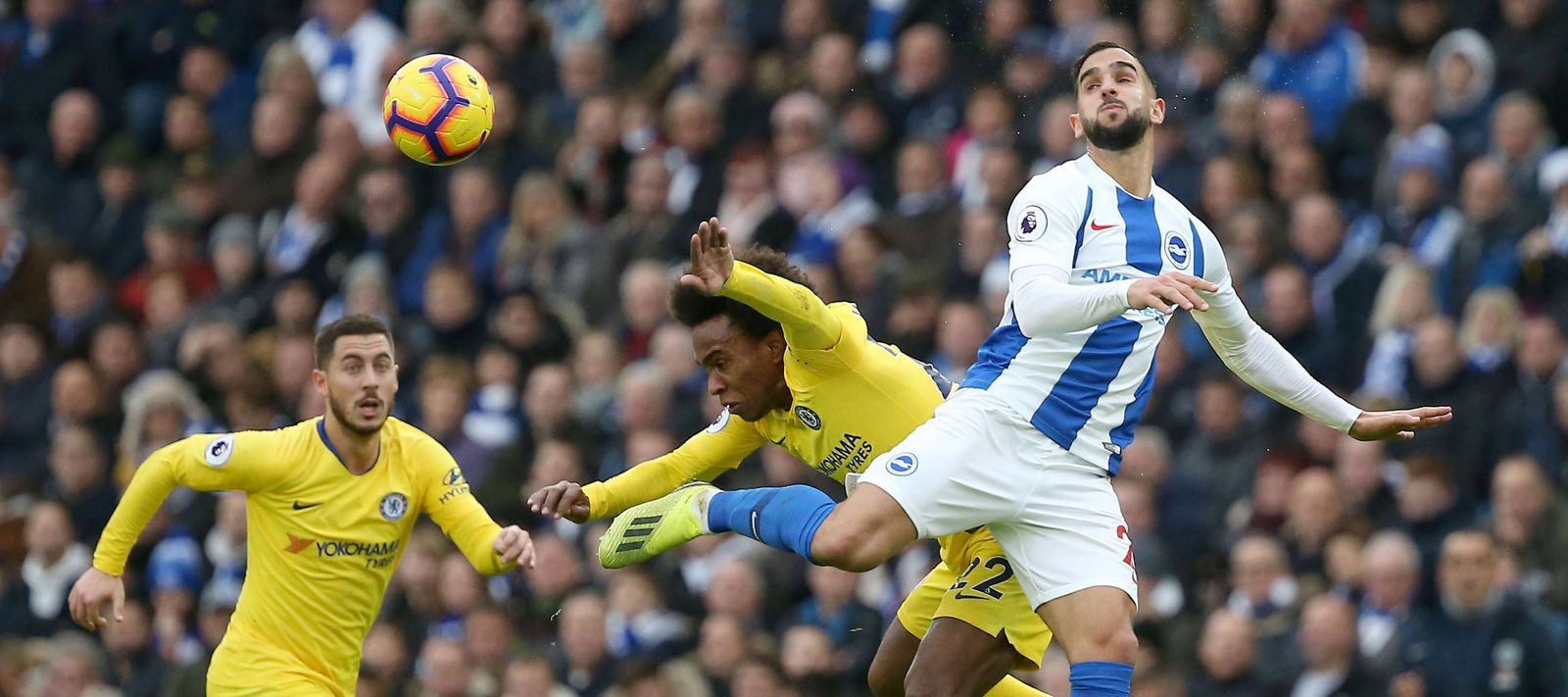 Martín Montoya, en un partido con el Brighton.