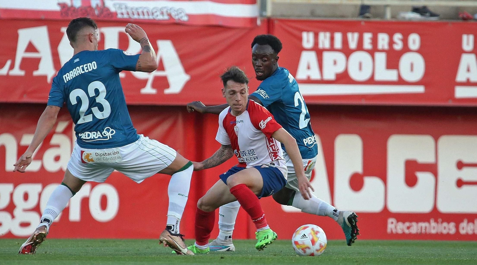 Diarra y Carracedo presionan a un jugador del Algeciras durante la cita del curso pasado.