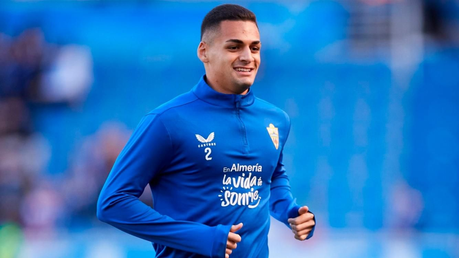 Kaiky Fernandes calienta con el equipo en la previa de un partido del pasado curso.