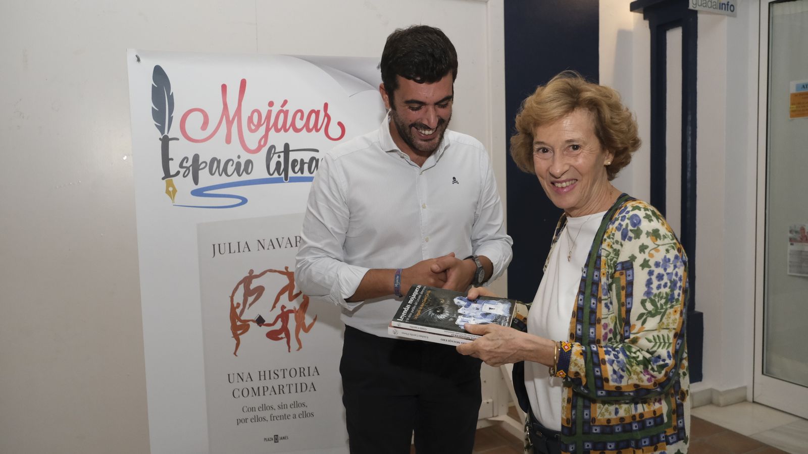El alcalde, Francisco García, le regaló dos libros sobre Mojácar.
