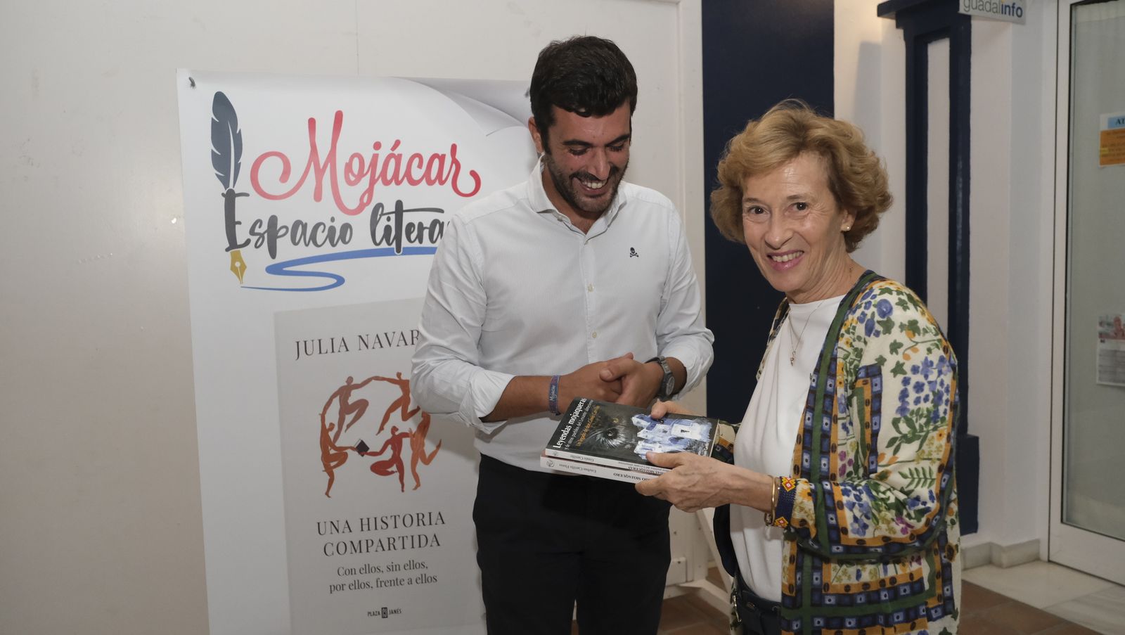 Imágenes de Diario de los Libros en Mojácar, con la escritora Julia Navarro