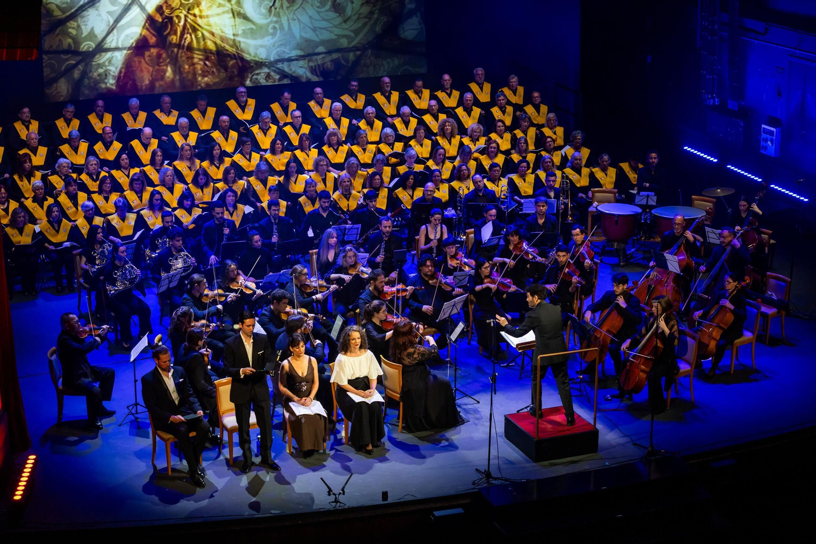 La Orquesta y la Coral de la UCA durante una reciente actuación en el Gran Teatro Falla.