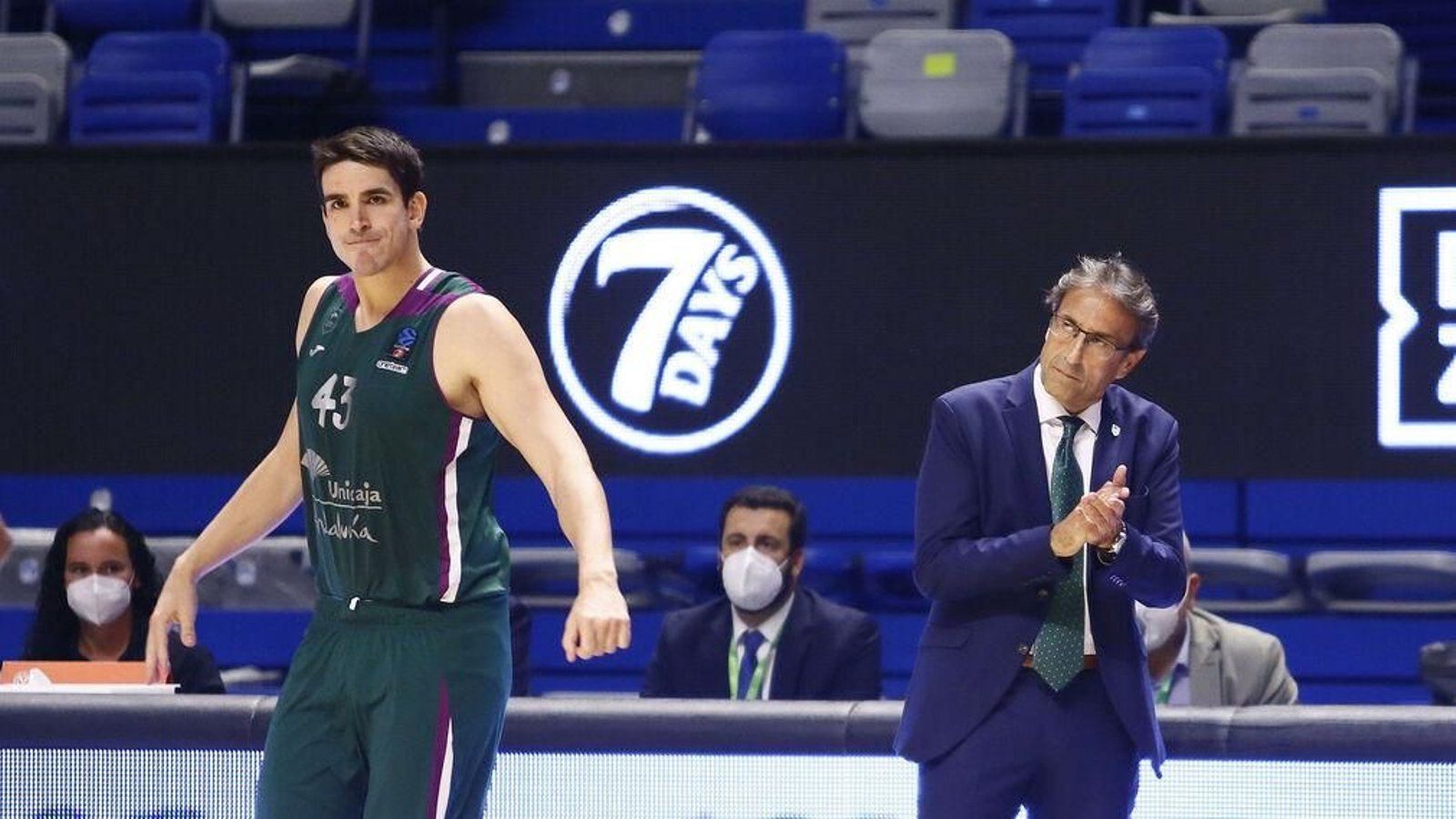 Luis Casimiro, junto a Carlos Suárez, en el choque contar el Mornar Bar.