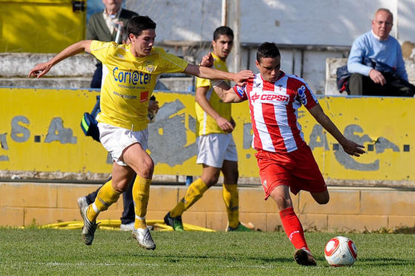 El Algeciras, que en el minuto 84 vencía al Coria por 1-3, ve como le empatan al final de un partido hasta que hasta entonces estaba controlado./Fotos:David de la Rosa (LOF)