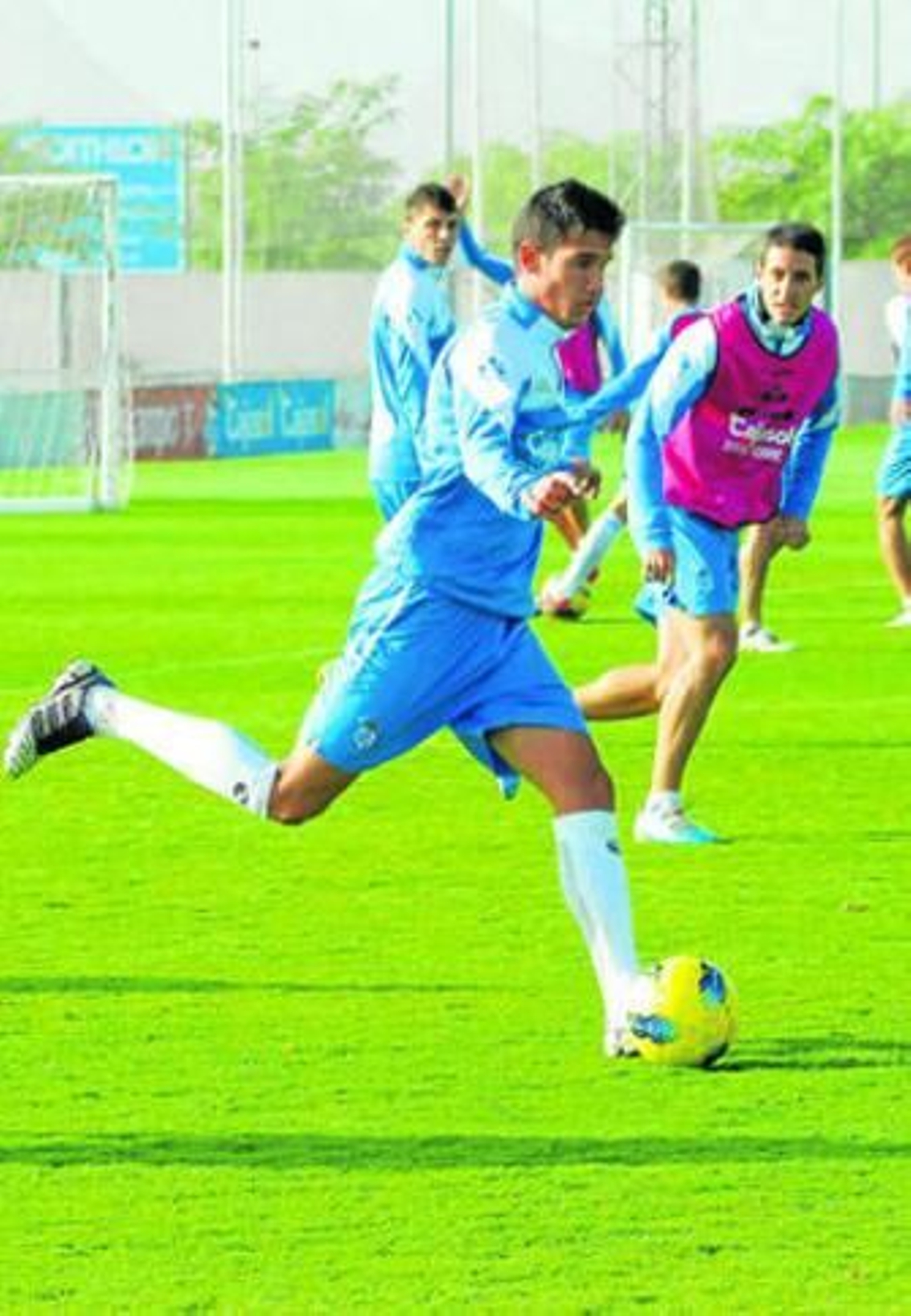 A la izquierda, Zamora persigue a Ale Zambrano durante el entrenamiento de ayer del equipo. A la derecha, Bonaque conduce la pelota en presencia de Miguel Ángel Campos.