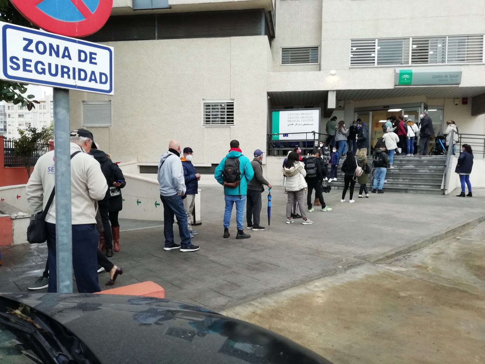 Colas ante el centro de salud de Alameda Perchel.