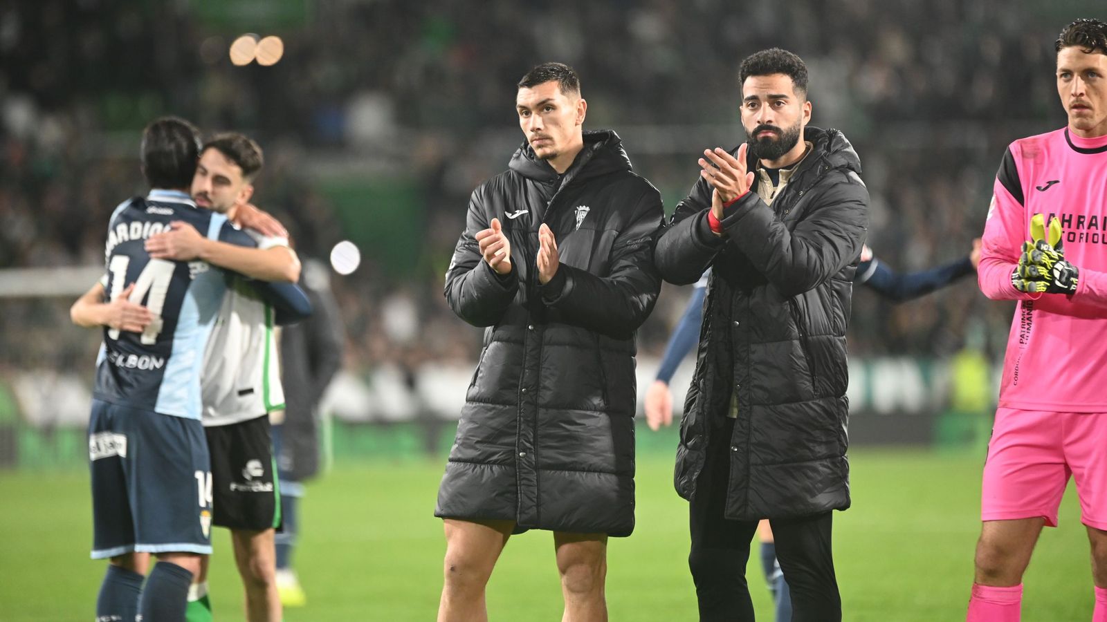 Varios jugadores del Córdoba CF agradecen a su afición el apoyo en Santander.