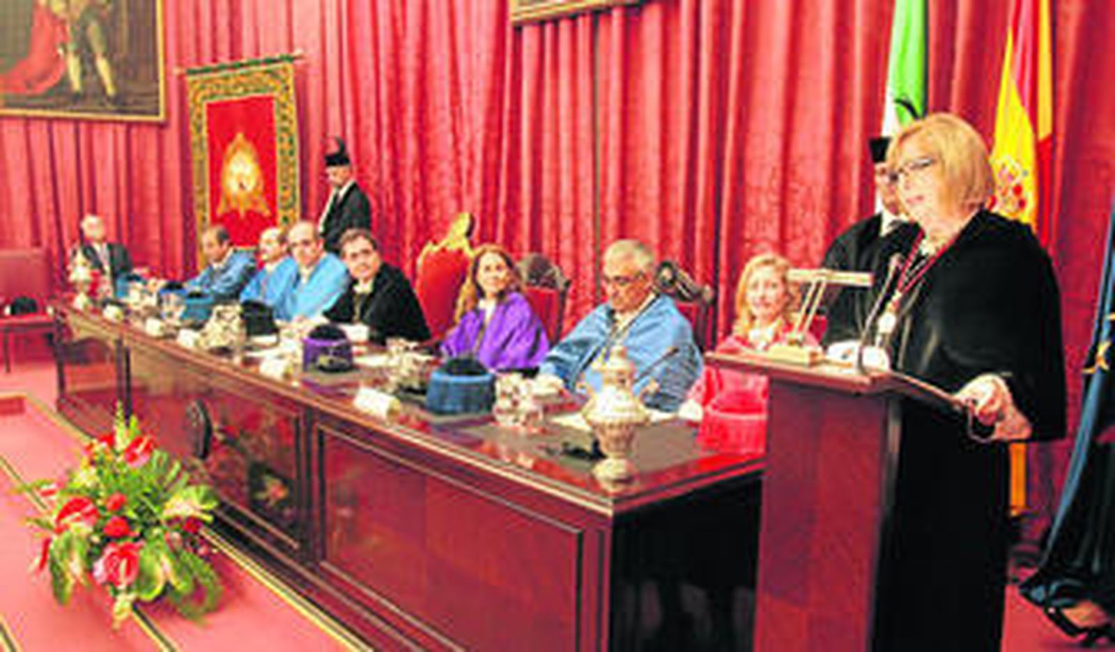 Adelaida de la Calle, rectora de Málaga, ayer durante el acto celebrado en la Hispalense.