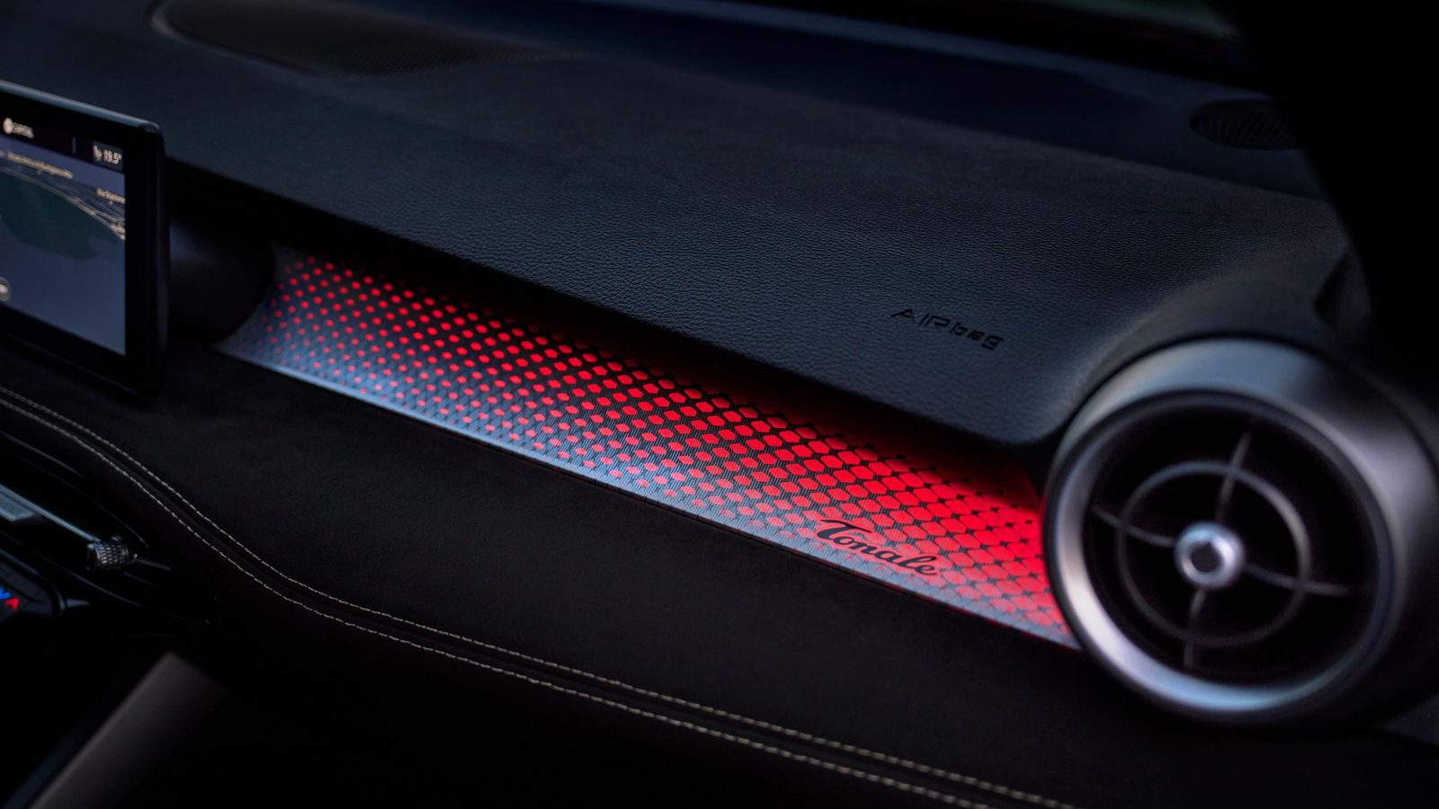 Entre las aportaciones originales está esta iluminación ambiental que, en el salpicadero, se asemeja a la piel de una serpiente.