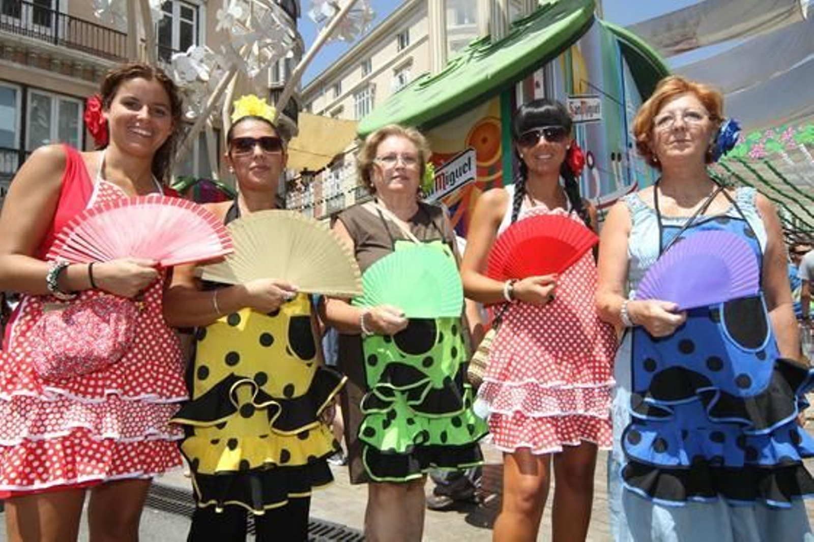 Mujeres con delantares de lunares en la Feria del centro

Foto: Punto Press