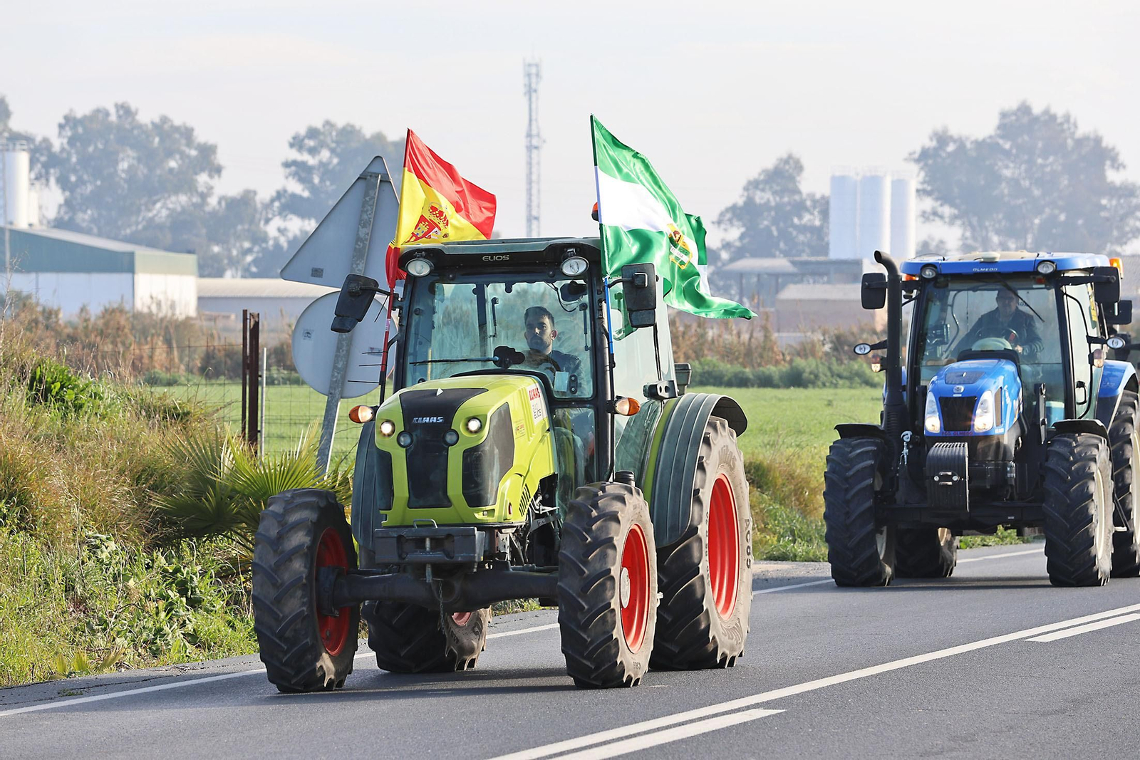 Las imágenes de la tractorada de los agricultores de Huelva este martes