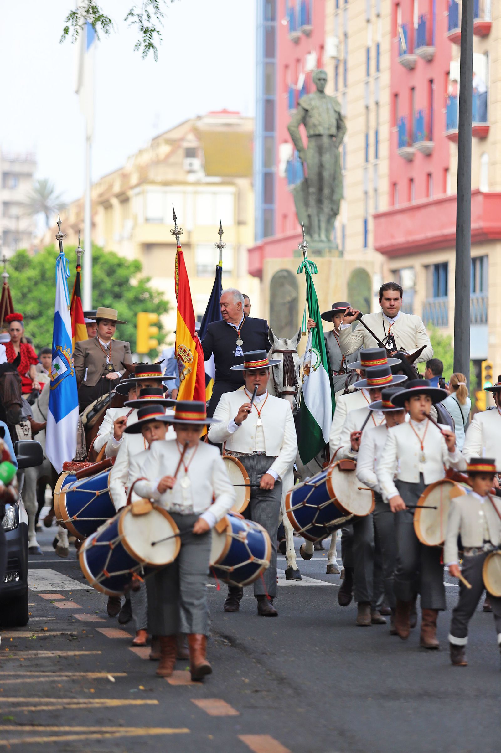 El Rocío 2023: Imágenes de la Hermandad de Emigrantes en su salida de Huelva