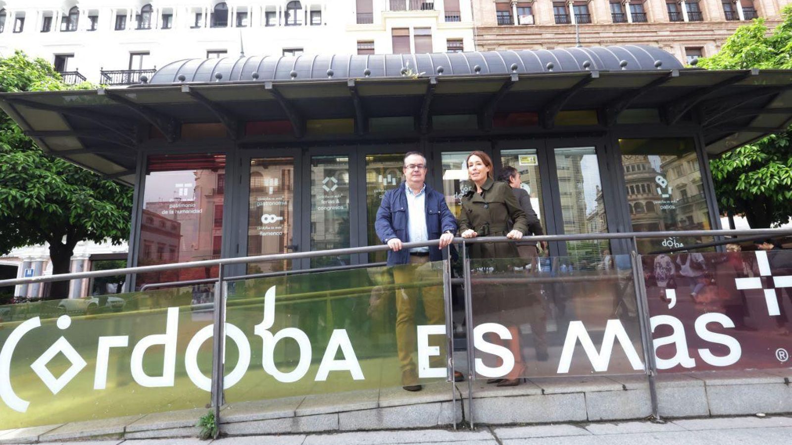 La edil Marian Aguilar junto a Manuel Rivera, director del Centro de Análisis y Prospectiva Turística de la UCO