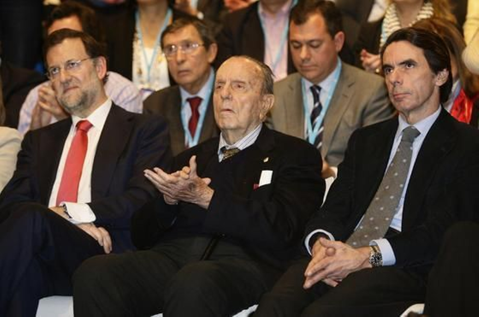 (Derecha-izquierda)José María Aznar, ex presidente del Gobierno; Manuel Fraga, fundador del PP; y  Mariano Rajoy, actual número uno del partido, durante la inauguración de la Convención del PP celebrada en Sevilla.

Foto: Antonio Pizarro