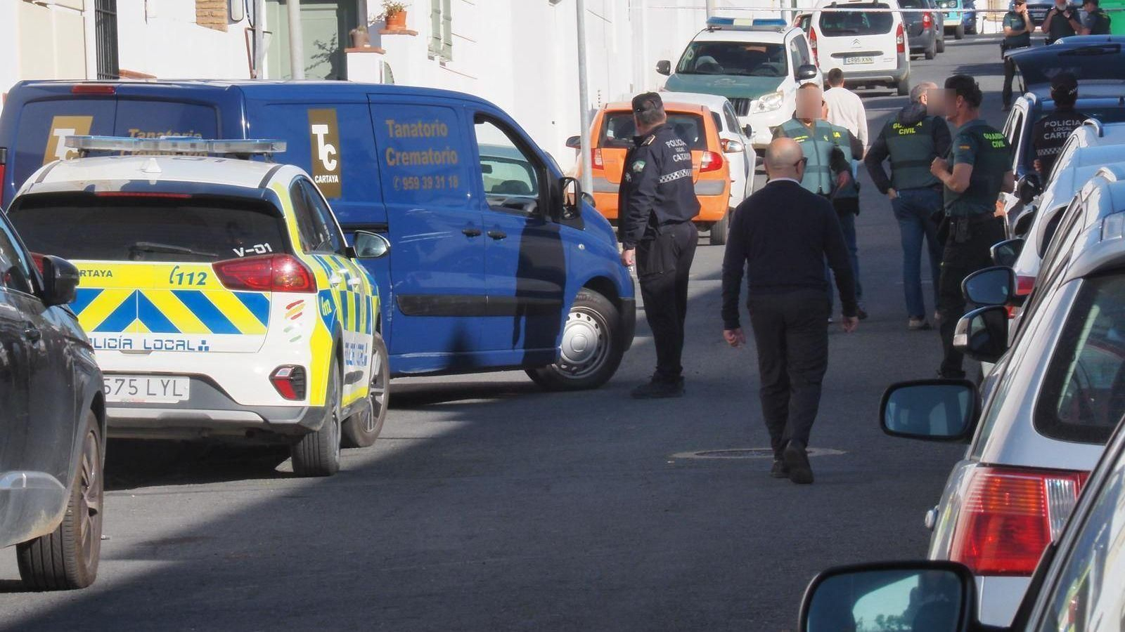 Agentes de la Policía y la Guardia Civil en el último asesinato machista en Cartaya.