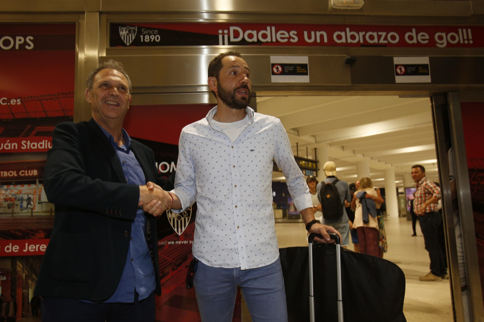 Caparrós recibe a Machín en el aeropuerto de Sevilla.
