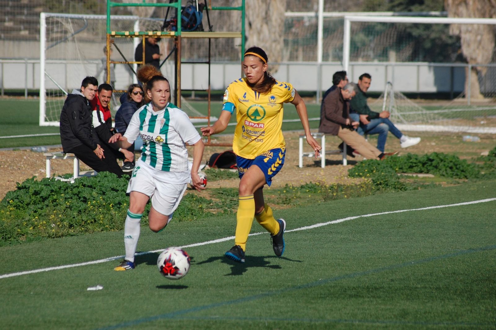 Felicité Hamidouche conduce el balón ante la presión de una rival del cuadro canario.