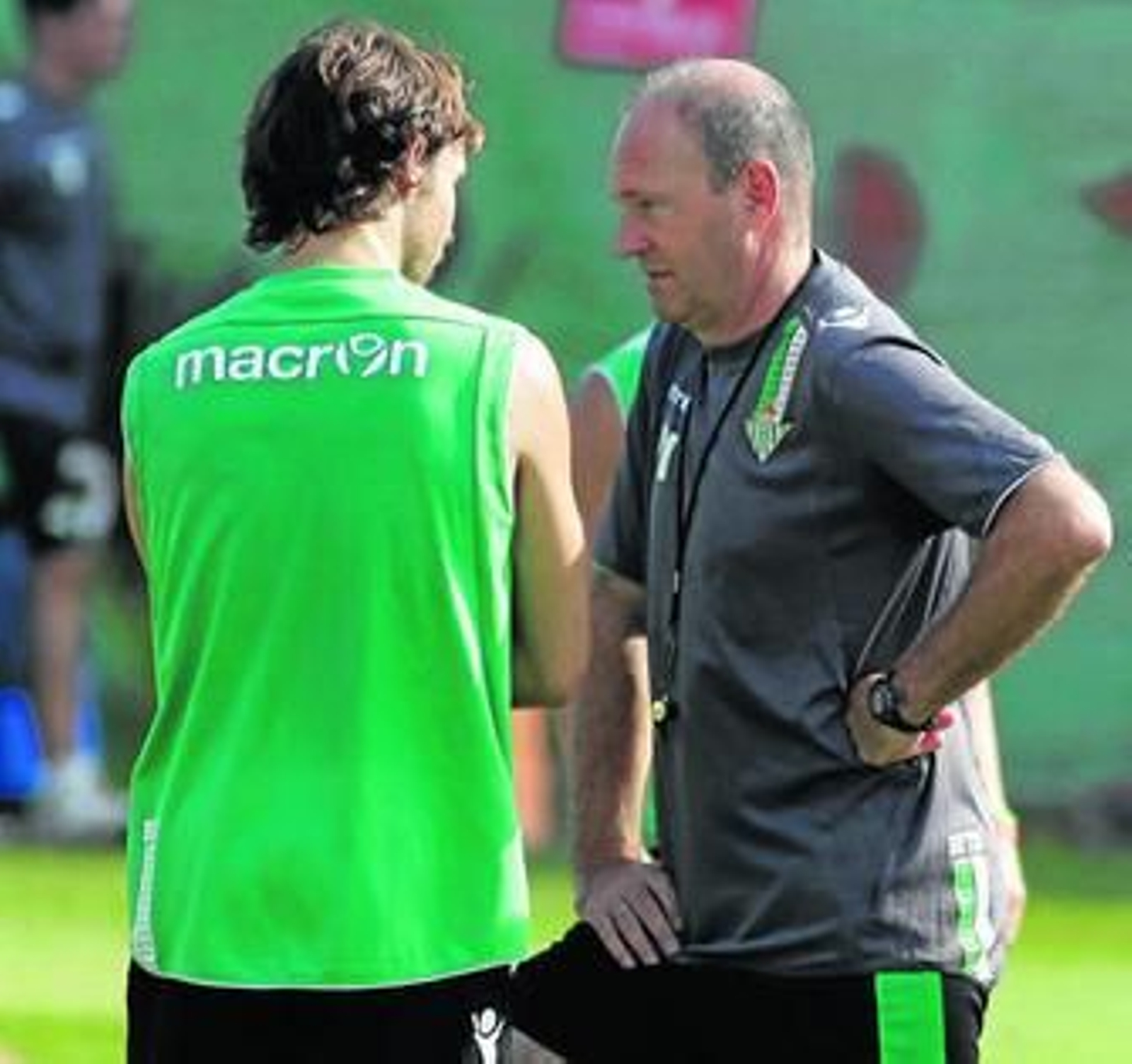 Mel dialoga con Verdú, casi recuperado de su esguince, en el entrenamiento.