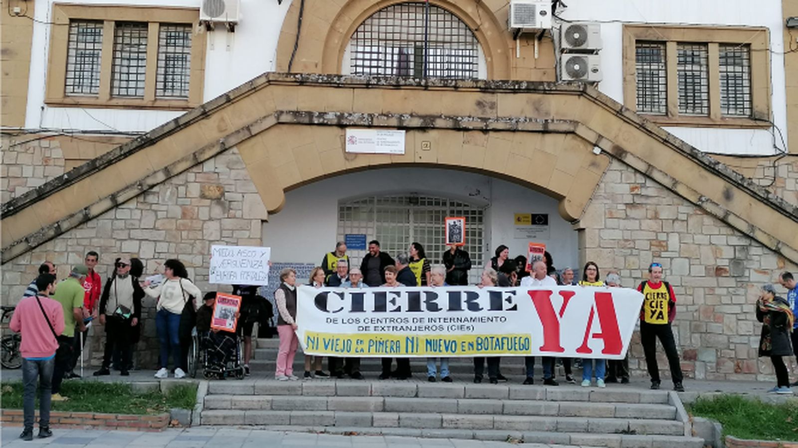La concentración de Pro Derechos Humanos en el CIE de Algeciras.