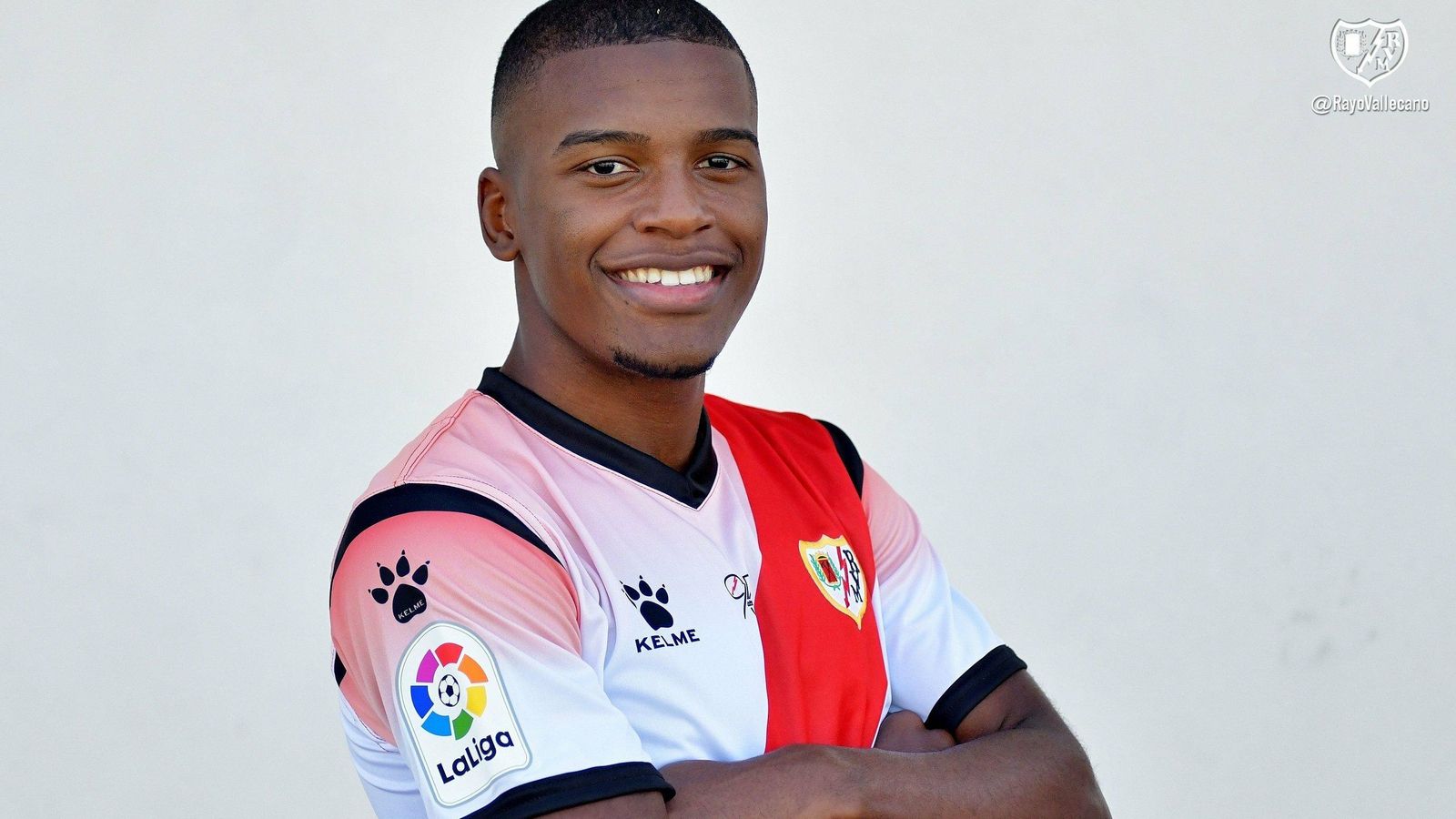 Sergio Akieme, con la camiseta del Rayo.