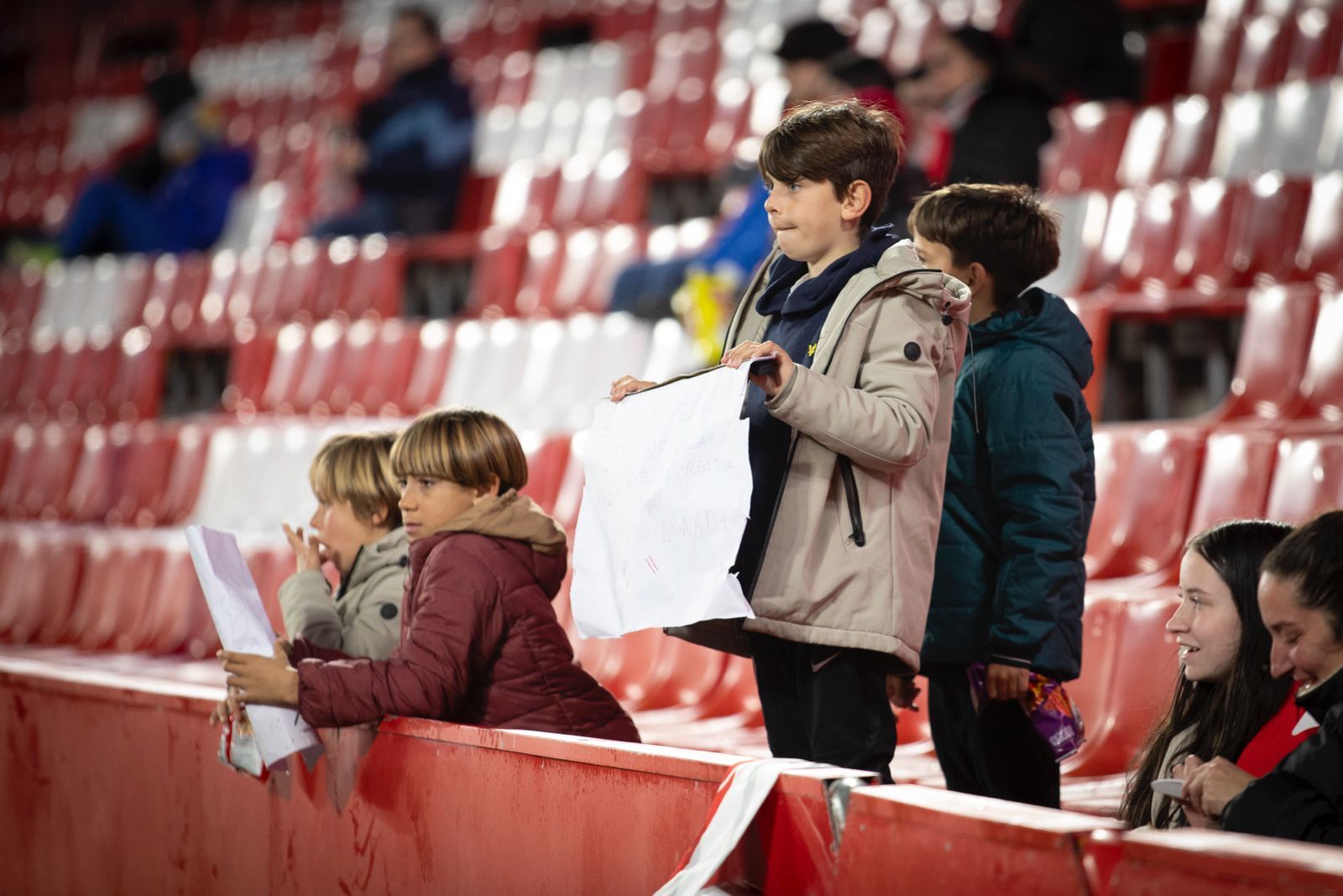 Encuéntrate en la grada de Los Cármenes en el Granada-Burgos