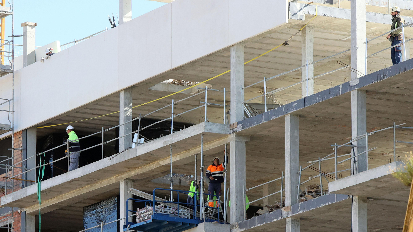 Trabajadores de la construcción en una obra.