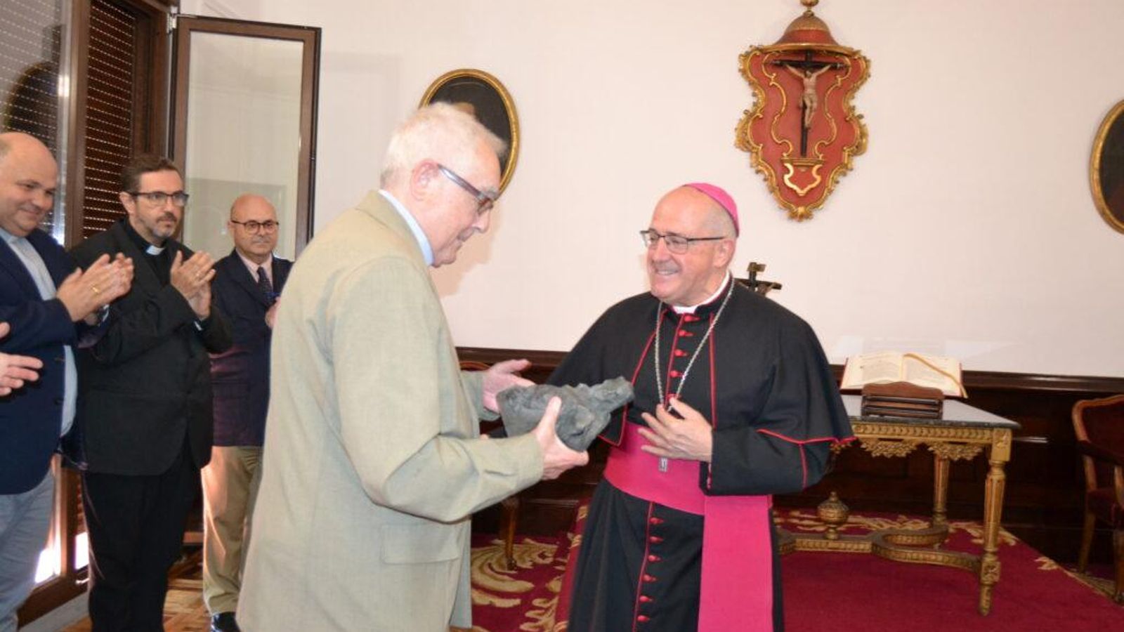 José Arturo Domínguez Asensio recibiendo la scultura de manos de Santiago Gómez Sierra.