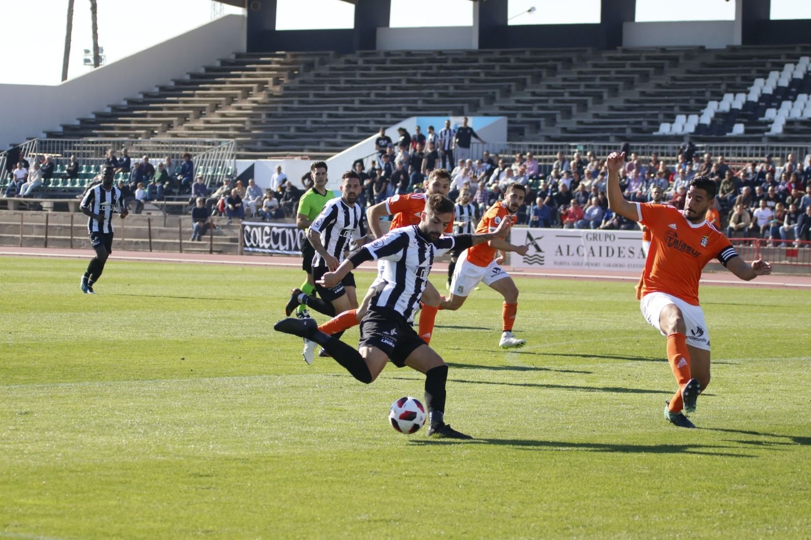 David Moreno, que hizo las veces de 'nueve', se dispone a centrar