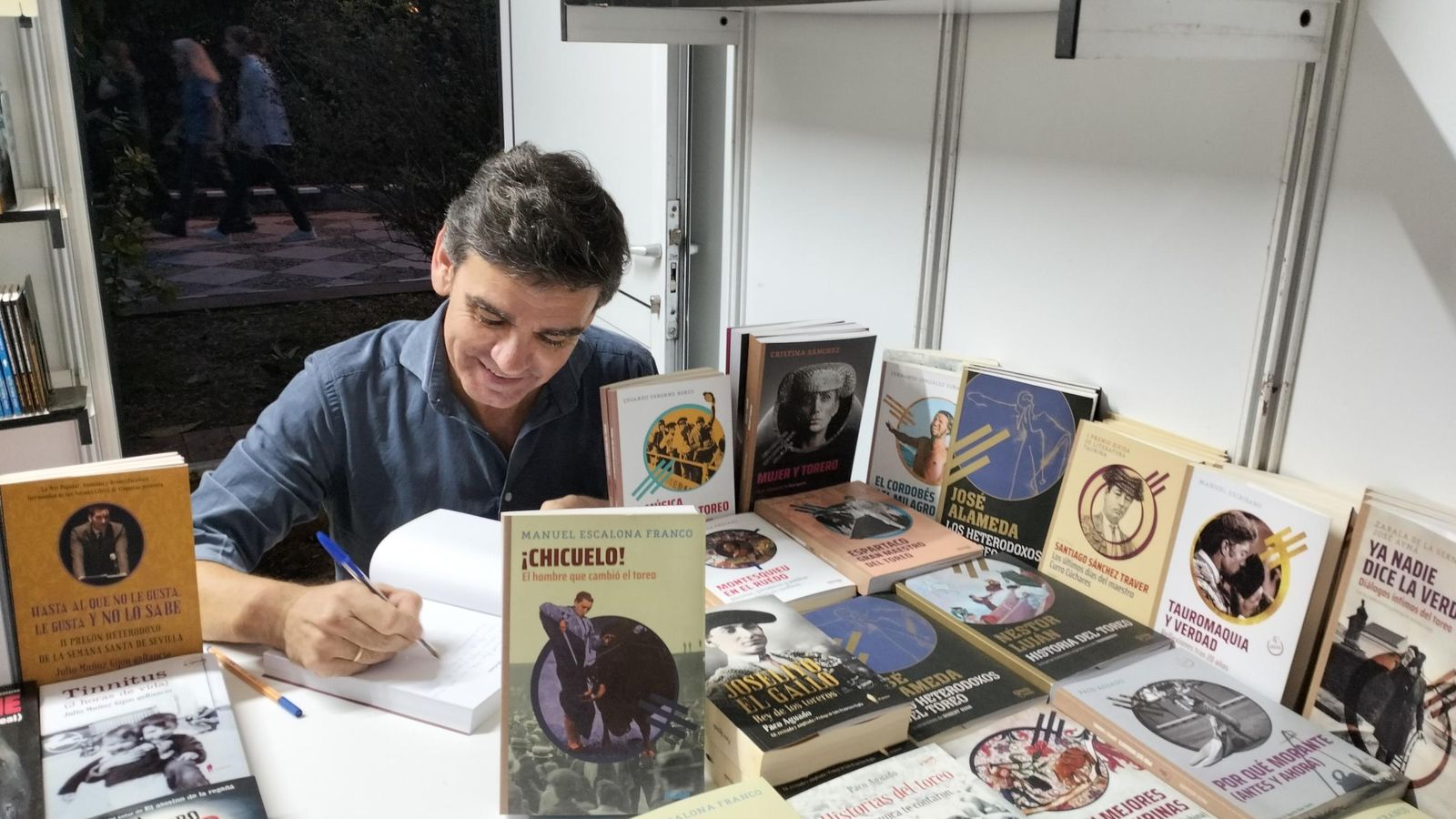 Manuel Escalona firmó ejemplares de su biografía de Chicuelo en la Feria del Libro.