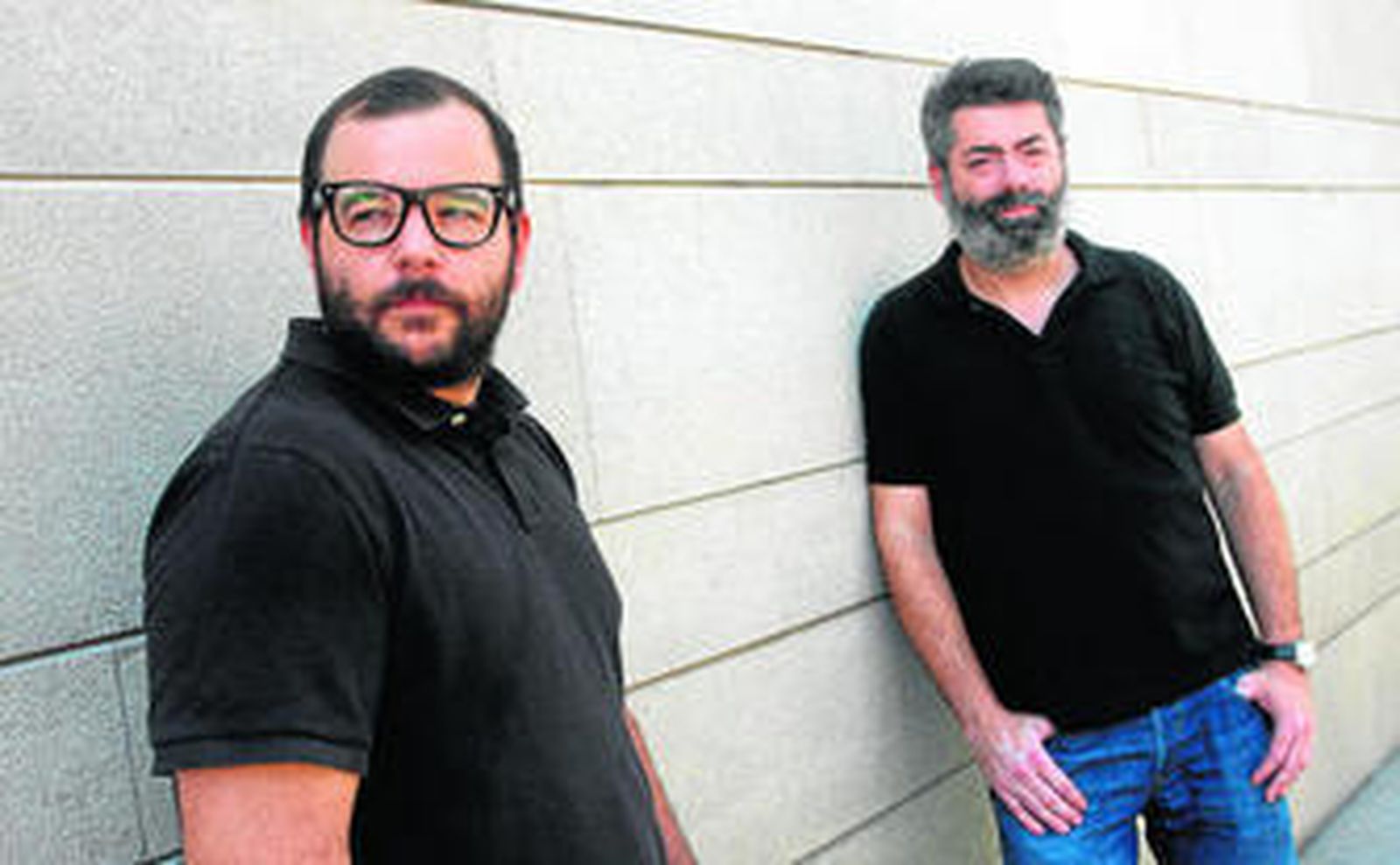 Esteban Ruiz y José A. Pérez, el dúo tras I Am Dive, retratados en una calle del centro de Sevilla.