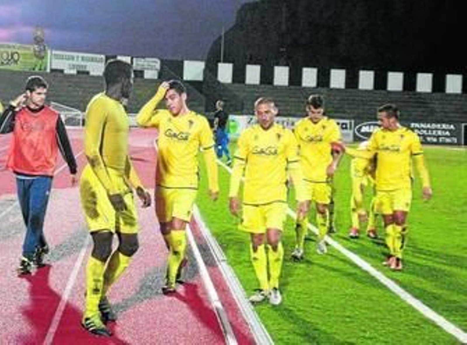 Los jugadores del Cádiz abandonan el terreno de juego el pasado domingo a la conclusión del partido.