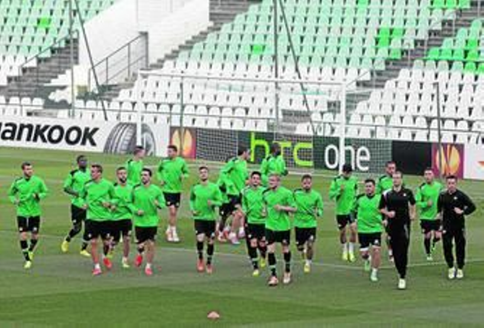Los futbolistas de la plantilla bética inician el calentamiento en el Benito Villamarín en la sesión preparatoria de ayer.