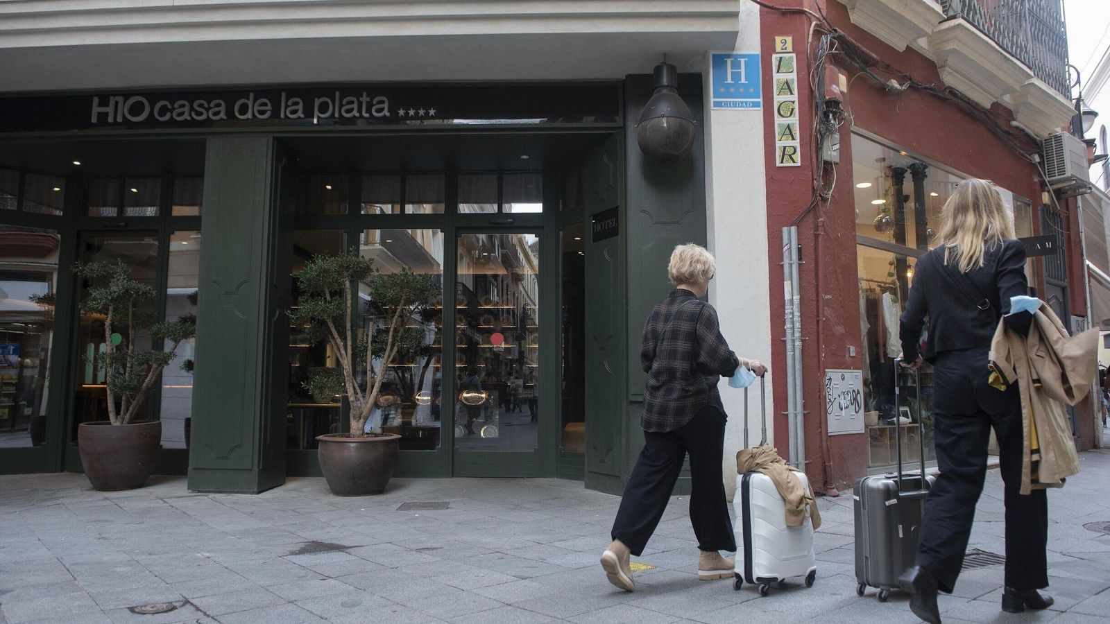 Turistas con maletas en la céntrica calle Lagar.