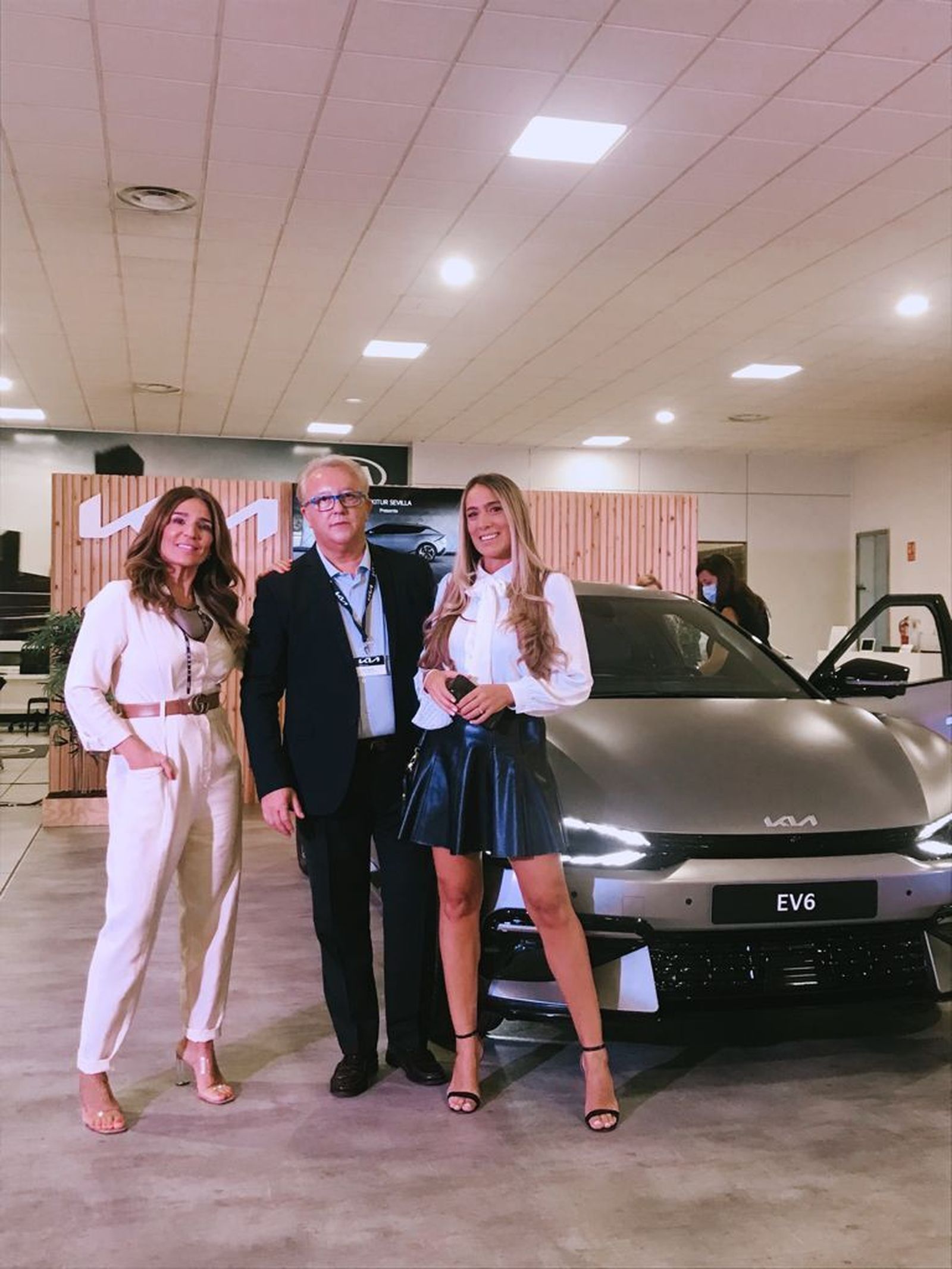 Raque lBollo_Antonio Ramirez y Araceli Vera durante la puesta de largo sevillana del nuevo eléctrico de Kia.