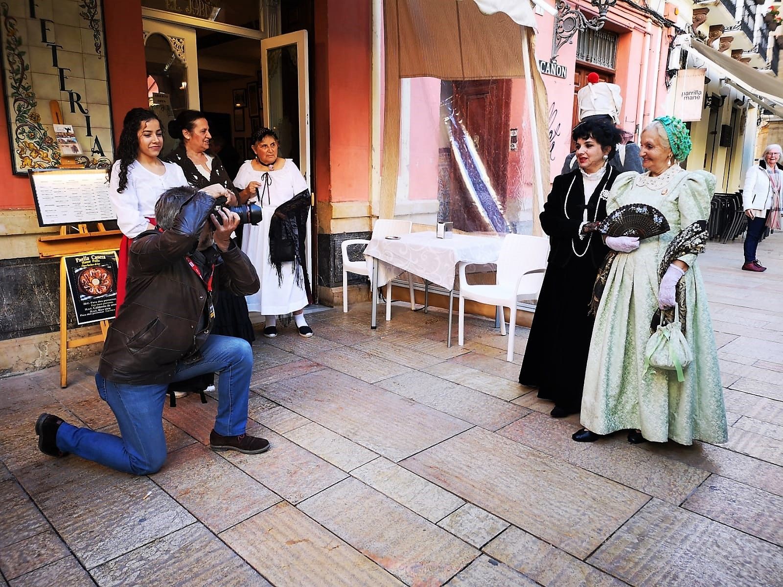 Momento del rodaje en la calle Cañón, junto a los jardines de la Catedral.