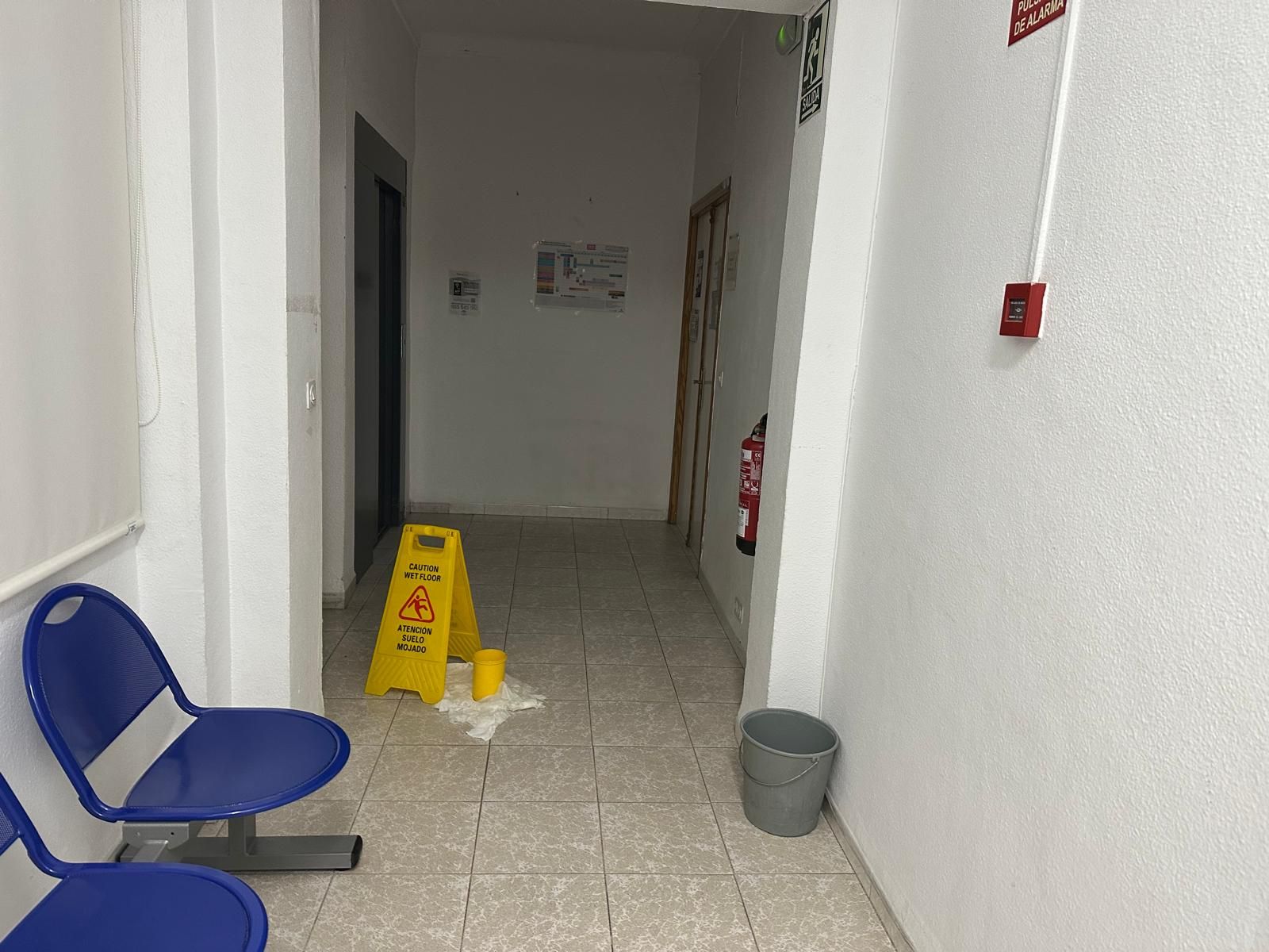 Cubos para recoger el agua de las goteras en el centro de salud de Iznájar.