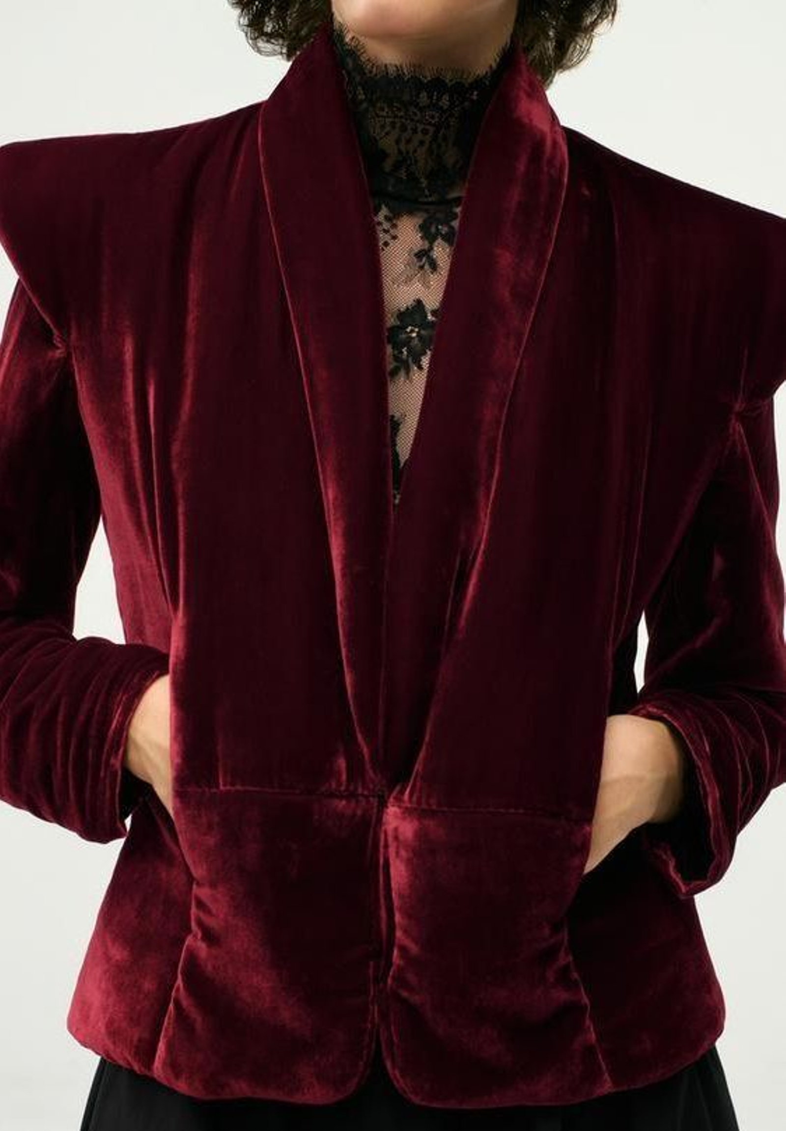 Chaqueta de terciopelo de Zara.