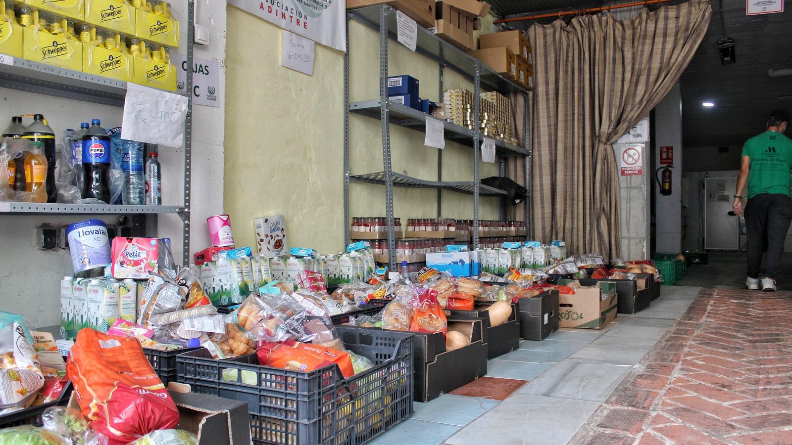 Comida almacenada y preparada para salir a reparto por encargo de Adintre Comida almacenada y preparada para salir a reparto por encargo de Adintre