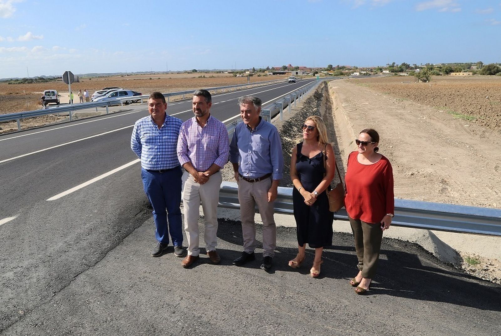 El delegado de Fomento de la Junta, Federico Fernández, en el centro, y el alcalde de Rota, Javier Ruiz, a su derecha.