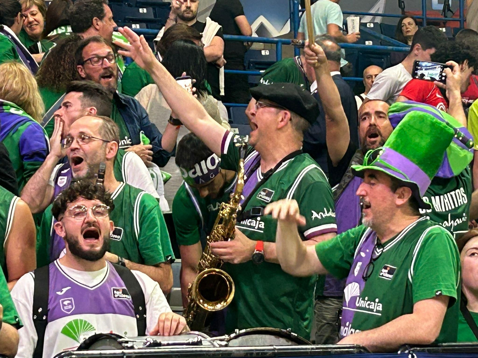 Búscate en las gradas en el Lenovo Tenerife - Unicaja de la final de la BCL