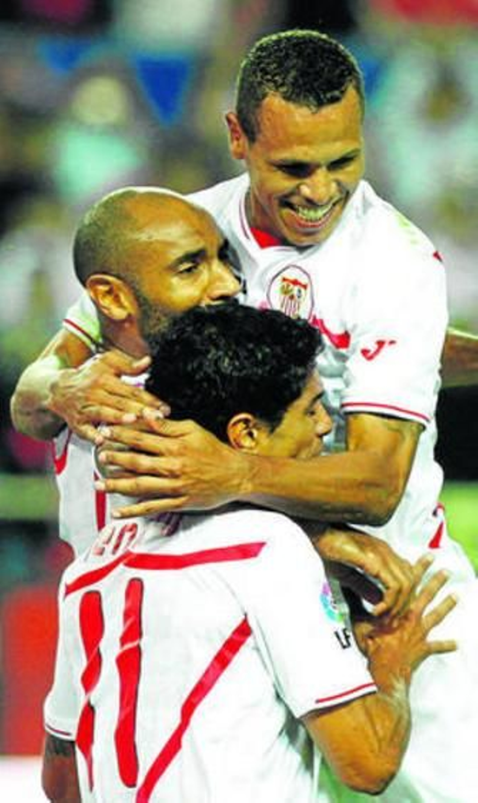 Kanouté, Renato y Luis Fabiano celebran un gol.