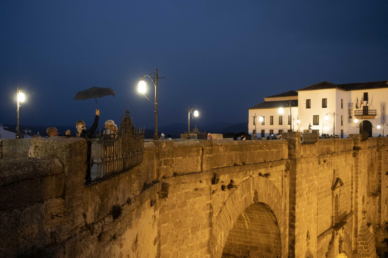 Turistas en el Puente Nuevo de Ronda pese a las lluvias