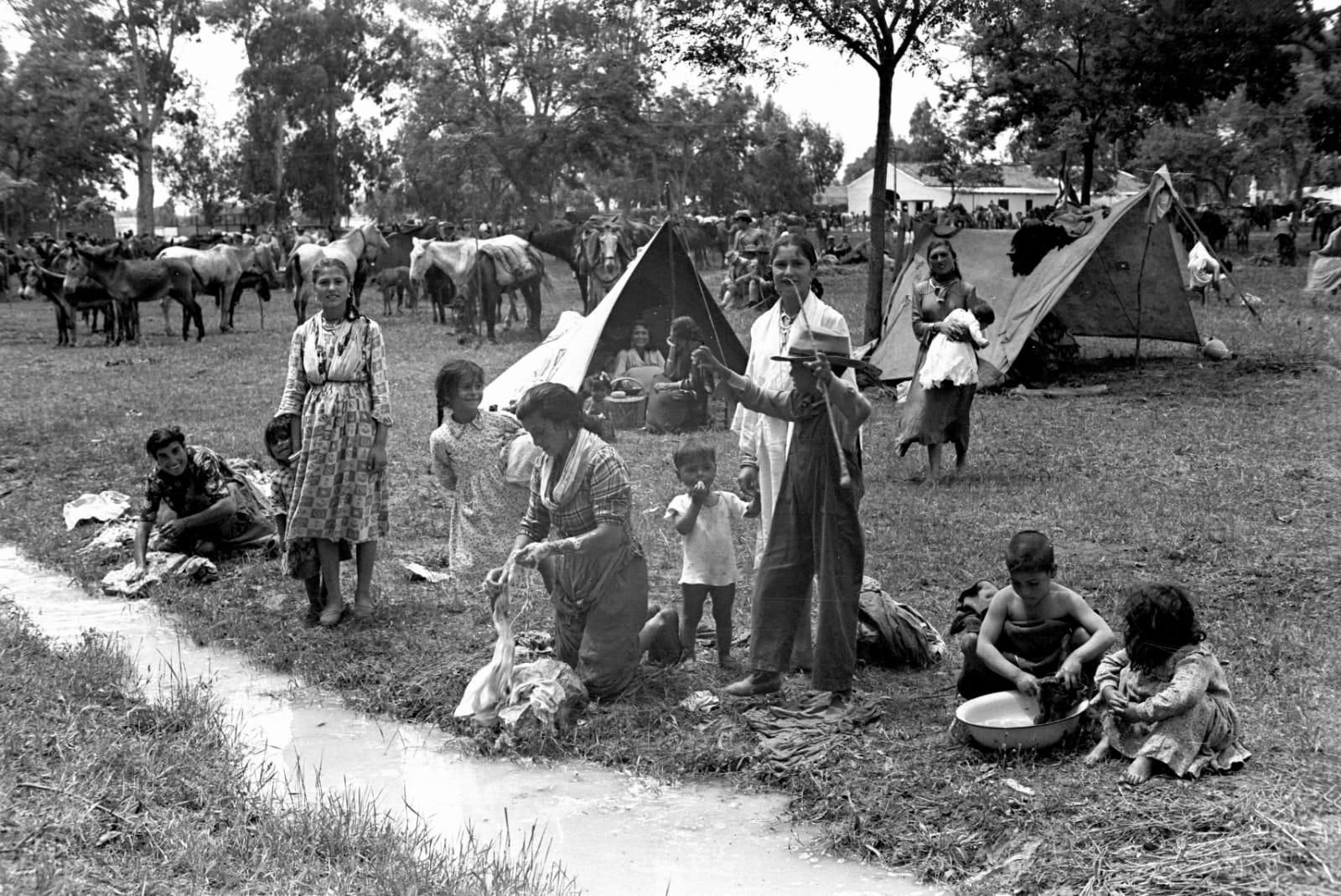 Campamento de gitanos en la feria de Jerez de 1952.