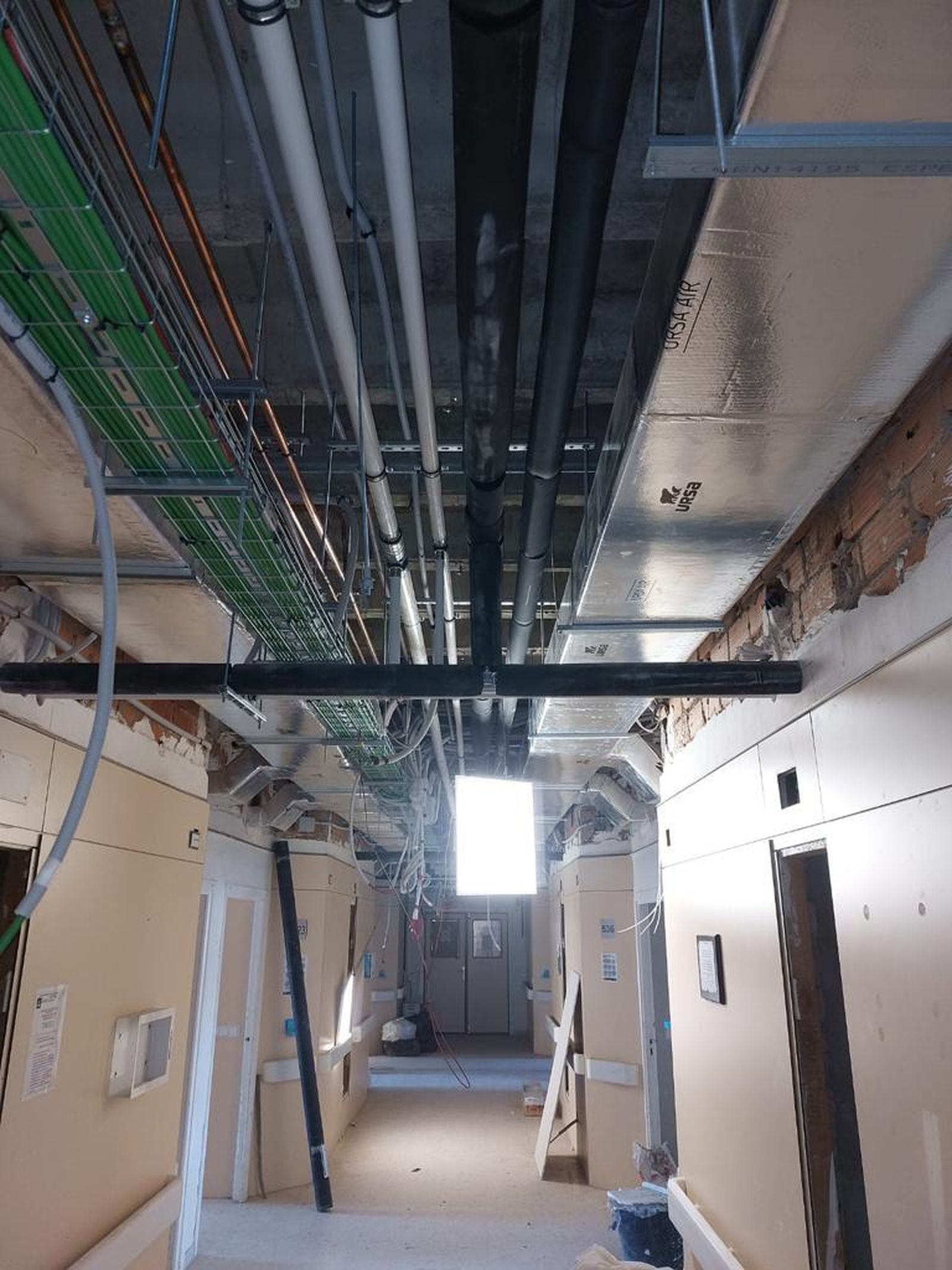 Obras que se ejecutan en una de las plantas del hospital.