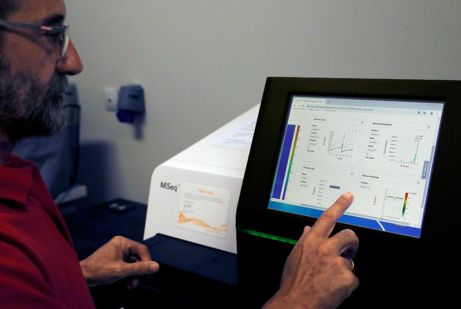 Un científico analiza los datos de la listeriosis en un laboratorio de Madrid.