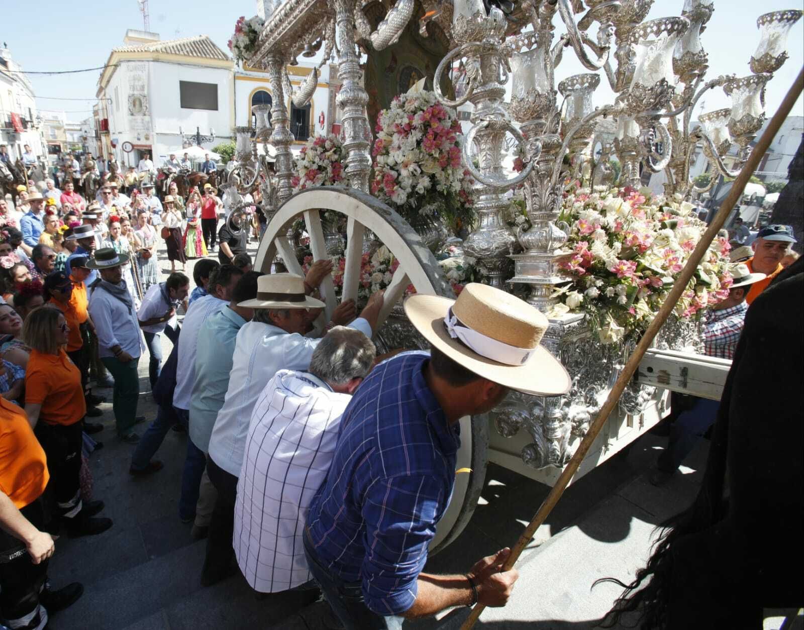 El paso de las hermandades del Rocío por Villamanrique, en imágenes